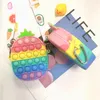 Toys Push Bubble Crossbody Bags Lanyard Favor Sensory Coin Purse per bubblor Tecknad frukt Strawberry Pineapple Form axelväska Utbildningsleksak XMAS9505927