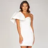 Gratis Vrouwen Sexy One Shoulder Dress White Bodycon Halter Mini Celebrity Club Avond Party Vestidos 210524