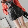 Taille haute Shorts Femmes Vintage Lâche PU Cuir Femme Poches Ceinture Streetwear Mode Coréen Chic Pantalon court 210506