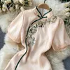 Zomer retro gemodificeerde cheongsam hit kleur geborduurde bloem korte mouwen pakket hip jurk vrouwen elegante vestidos R262 210527