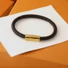 Europa América Estilo de moda Hombres Señora Mujeres Diseño de flores con estampado redondo Grabado Letra V Hardware de metal Pulsera de cuero Brazalete twi2855