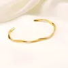 Guldmetall twisty cool bangle 14k guld kvinnor armband minimalistisk gyllene manschett armband henne