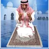 1 satz Muslime Gebet Teppich Tragbare Polyester Geflochtene Druckmatte Reisen Wasserdichte Decke mit Tragetasche 65x105 cm 210831