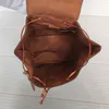 Mochila de cuero genuino de alta calidad Flor vieja Mujer Bolsas de viaje Hombres Mochilas En relieve M45501 Diseñador clásico Doble hombro Bolsa deportiva Bolsos de imitación