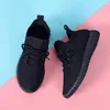 Högkvalitativ ankomst Knit Runningskor Herrkvinnor Sport Tennis Runners Triple Black Grey Pink White Outdoor Sneakers Storlek 35-40 WY11-1766