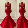 Abiti da sera a sirena rossa 2021 Collo alto Maniche lunghe Applique in pizzo Paillettes Perline Lunghezza pavimento Satin Illusion Prom Party Ball Gown vestido