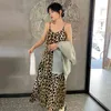 エレガントな緑のヒョウダイの女性の夏のVネックスリムスパゲッティストラップミッドカーフドレス女性ファッション5E439 210427