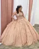 2022 Rose Or Paillettes Dentelle Quinceanera Robe De Bal Robes Jewel Neck Blush Rose Cristal Perles Manches Longues Fleurs Faites À La Main Sweet 16 Party Prom Robes De Soirée