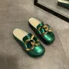 Chinelos 2021 verão plus sandálias de tamanho de ouro chinelos chinelo fechado dedos fechado sapatos de mesa redondo baixo saltos casuais flip flop flop