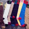 Chaussettes mi-mollet avec lettres multicolores pour femmes, chaussettes longues en coton pour cadeau de fête, bonneterie à la mode de haute qualité