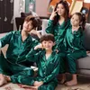 Family Pyjamas Set Silk Satin vuxna kvinnor barn Familj som matchar kläder barn Kvinna Sleep Two Piece Set Loungewear Plus 1877 Y22507668