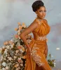 NUOVO! 2022 Plus Size Arabo Aso Ebi Oro Sexy Velluto Prom Dresses Pizzo In Rilievo di Alta Split Sera Del Partito Formale Secondo Ricevimento abiti