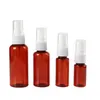 Bottiglia di plastica marrone Pompa spary bianca Coperchio trasparente Imballaggio cosmetico Atomizzatore di profumo PET Contenitori vuoti riutilizzabili 10ml 20ml 50ml 80ml