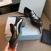 2022Top kwaliteit klassiek platform casual schoenen lederen dikke zolen platte luxe designer mode vrouwen laag-top 100% metalen gesp zwart wit maat 35-40 met doos
