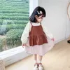 Spring Baby Girl Set da 2 pezzi T-shirt maniche lunghe beige + Sling Ruffles Plaid Dress Abbigliamento per bambini E6035 210610