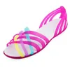 Sandales femmes chaussures plates Sandalias 2021 été couleur bonbon pantoufles chaussures Peep Toe plage arc-en-ciel gelée