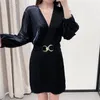 Frühling Frauen Sexy V-ausschnitt Hohe Taille Schlank Solide Mini Kleid Vintage Schwarz Langarm mit Gürtel 210430