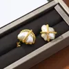 ファッション女性パーティージュエリーギフトのための新しい到着18K不規則な真珠のスタッドの古典的なデザイナーのイヤリング
