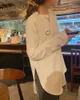 Yedinas笑顔の顔ホワイトTシャツの女性原宿の長袖TシャツOネック韓国風女性の固体緩いティー210527