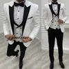 New Grey Groom Wear Smoking da sposa Costume Abiti da uomo Pantaloni neri Slim Fit per abito formale Giacca Pantalone Gilet 3 pezzi Blazer Prom Party Compleanno Cena