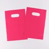 100PCS / PACK D2W Bio Dégradable Die Cut sac Emballage En Plastique Avec Poignée Réutilisable Petit Brillant Rose Plat Marchandise Sacs Fourre-Tout