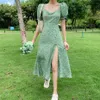 ライムフレーバーフレンチレトロスクエアカラー花ドレス新鮮な気質スプリットセクシーな夏のパフスリーブVestido Mujer Plus Siz 210601