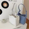 Süßer und schlichter Stil, einzelne Umhängetasche, niedliche PU-Leder-Busket-Damenhandtasche, hochwertiges Design, blau-weiße Outdoor-Taschen