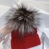 Gorro preto de malha de lã com pompom de pele gorro/bonés de caveira chapéus esportivos de inverno gorro de esqui feminino