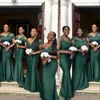 Emerald Green Vintage Afican Bridesmaid Robes Off Briders Satin Sirène Longueur du sol de la taille plus taille Gérose d'honneur Gérose d'honneur 403