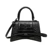 Luxurys Designers Bags Crocodile Pattern Female Fashion Trendy Genuine Leather Handbag Shoulder Tote Small B Shape Buckle Purse