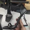 2021 Scarpe classiche da donna Sandali moda Spiaggia Alfabeto Tacchi inferiori Scarpe eleganti da donna Sandalo Pelle scamosciata Tacco alto