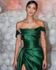 2022 Hunter Green Red Carpet Abendkleider Off Shoulder Slit Dubai Arabisch Aso Ebi Plissee Stain Prom Kleid Vestidos De Noche C0413