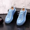 Designer de luxo Blue Leather Men Men Sapatos de casamento British Fashion Round Sneakers Spring Autumn Lace White Up Sogots Casual Board Y163