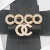 الكلاسيكية العلامة التجارية الفاخرة Desinger Brooch Women Gold Onlay Crystal Rhinestone Letters Letters Brouches Suit Pin Fashion Jewelry Clothing 7691565