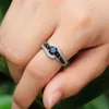 Huitan Special-Interest Black Stone Women Wedding Ring Bländande Kristall Zircon Delikat Presentkvalitet Kvinnlig Klassisk Smycken