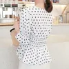 Koreański z krótkim rękawem Dot V-Neck Kobiety Bluzka 19 Letni Office Casual White Slim Elegancka Słodka Cenna Koszula Kobiet 4933 50 210527