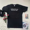 T-shirt noir Rien ne vous tue Lettre T-shirt imprimé Femmes Funny Hipster Grunge Graphic T-shirts Dark Femme Harajuku 210623