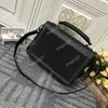 l587ポストマンバッグエンボスパターンluxurybag 11磁気バックルとファッショナブルで多用途の新しいスタイルのハンドバッグ208uを備えたエンボス加工された革