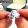 2021 Fashion Big Cubic Zirconia Rings Women Proposal Anello di fidanzamento per fidanzata Commercio all'ingrosso di gioielli di alta qualità