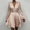 夏のサテンVネックエレガントスリムドレス女性デザインランタンスリーブミニビンテージボタン固体vestidos 210508