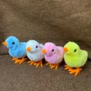 La simulazione di un pollo con i capelli simpatica catena di pollo con salto eseguirà giocattoli di peluche per ragazzi e ragazze