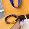 Bracelete de couro de desenhista para homens mulheres marca luxo jóias braceletes de ouro pingente fechadura feminina high-end elegante moda novo 22031203g