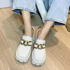 Robe chaussures mocassins femmes style britannique fond épais 2021 talon chaîne en cuir verni blanc