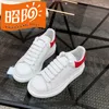 Sapatos de esportes casuais dos homens UK 2022 primavera e verão As botas curtas do casal novo aumento do fundo liso para cima Sapatos brancos femininos