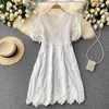 Bohemian Beige / White Hollow Out Broderad Klänning Sommar Vintage O-Neck Kort Puff Sleeve Vacation Beach Vestidos Kvinna 2021 Y0603