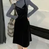 AELEGANTMIS VELVET SPAGHETTI Pasek Sukienka Kobiety Sexy V Neck A Linia Suknie Bez Rękawów Koreański Chic Mini Vestidos Kobiet Streetwear 210607