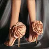 Sandálias da moda feminina com uma cópia floral Sandálias de salto alto com uma alça e fivela Sapatos de mulheres de verão com calcanhar