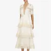 Hochwertiges Selbstporträt-Designerkleid, modische weiße Spitze, Damen, V-Ausschnitt, kurze Ärmel, Rüschen, langes Kleid 210603