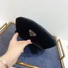 Sombrero de diseñador boina para mujer sombreros de terciopelo gorra retro cálido invierno a prueba de viento gorras de vacaciones