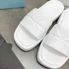 2021 Najnowsze Sandały Kapcie Najwyższej Jakości Luksusowy Projektanci Damskie Buty Pluszowe Slide Summer Moda Szerokie Płaskie Klapki z Pudełkiem